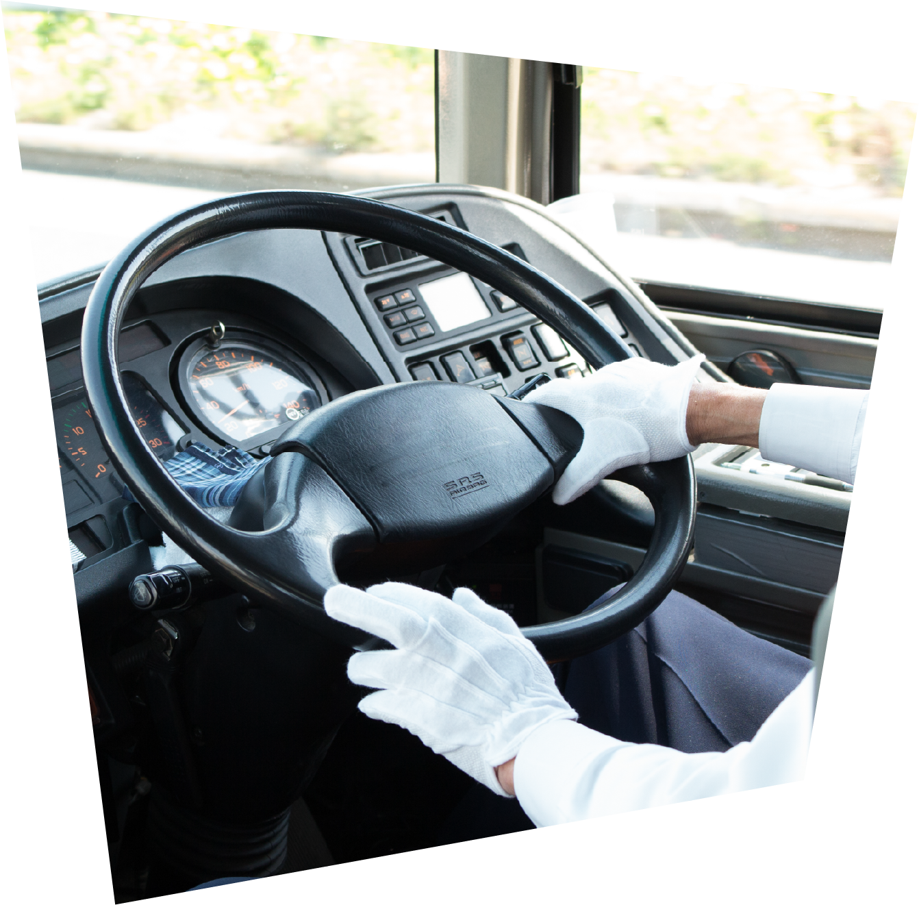 運転席でハンドルを握る手